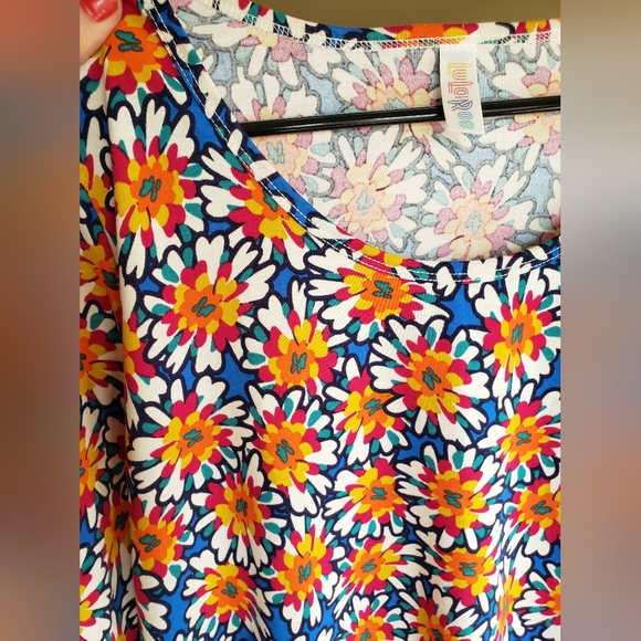 NWOT gleaming gardenias top, lularoe - Picture 12 of 15